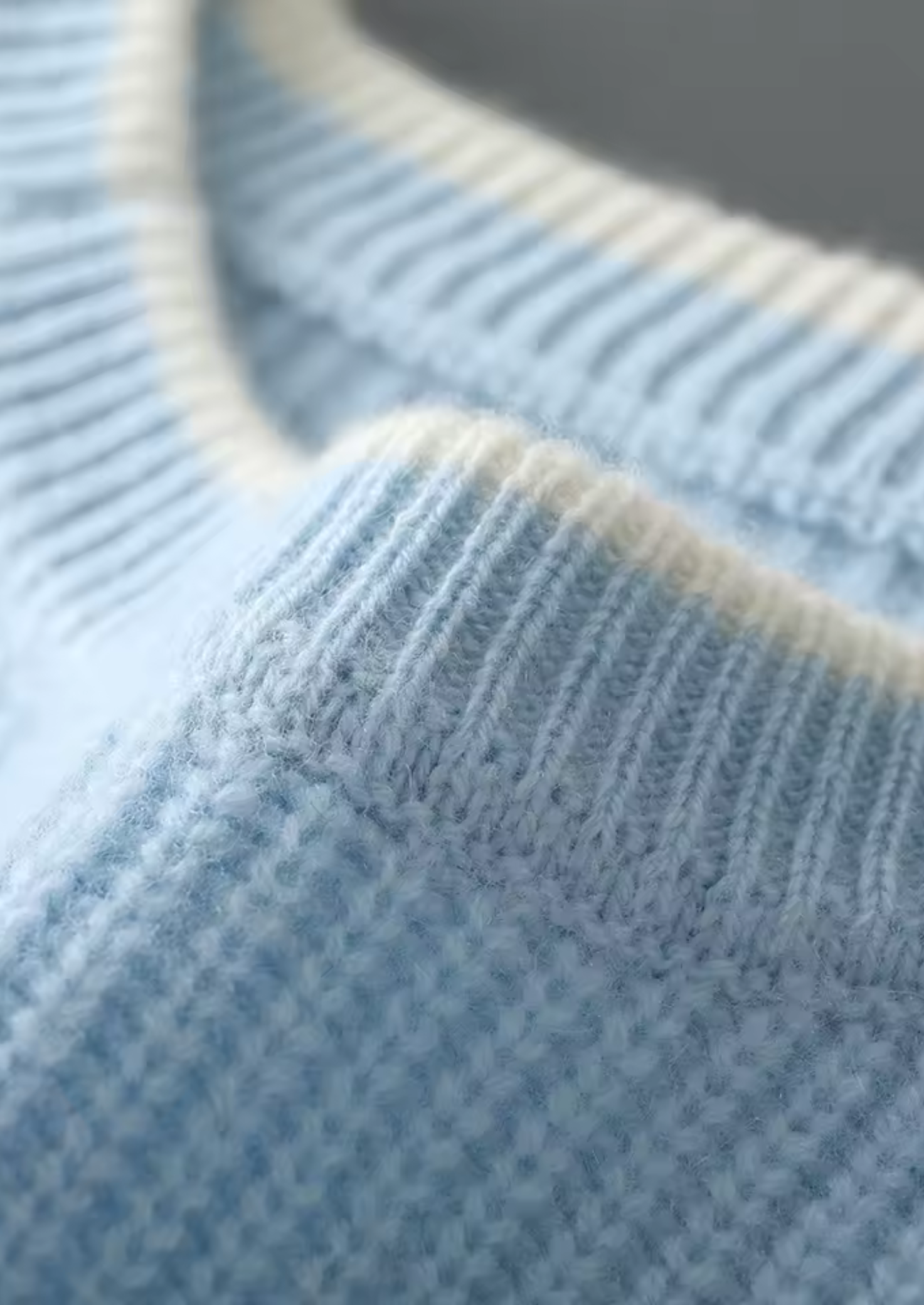 Veroux Mode | Men’s Pure Extra-Fine Merino Wool Two Tone Crewneck