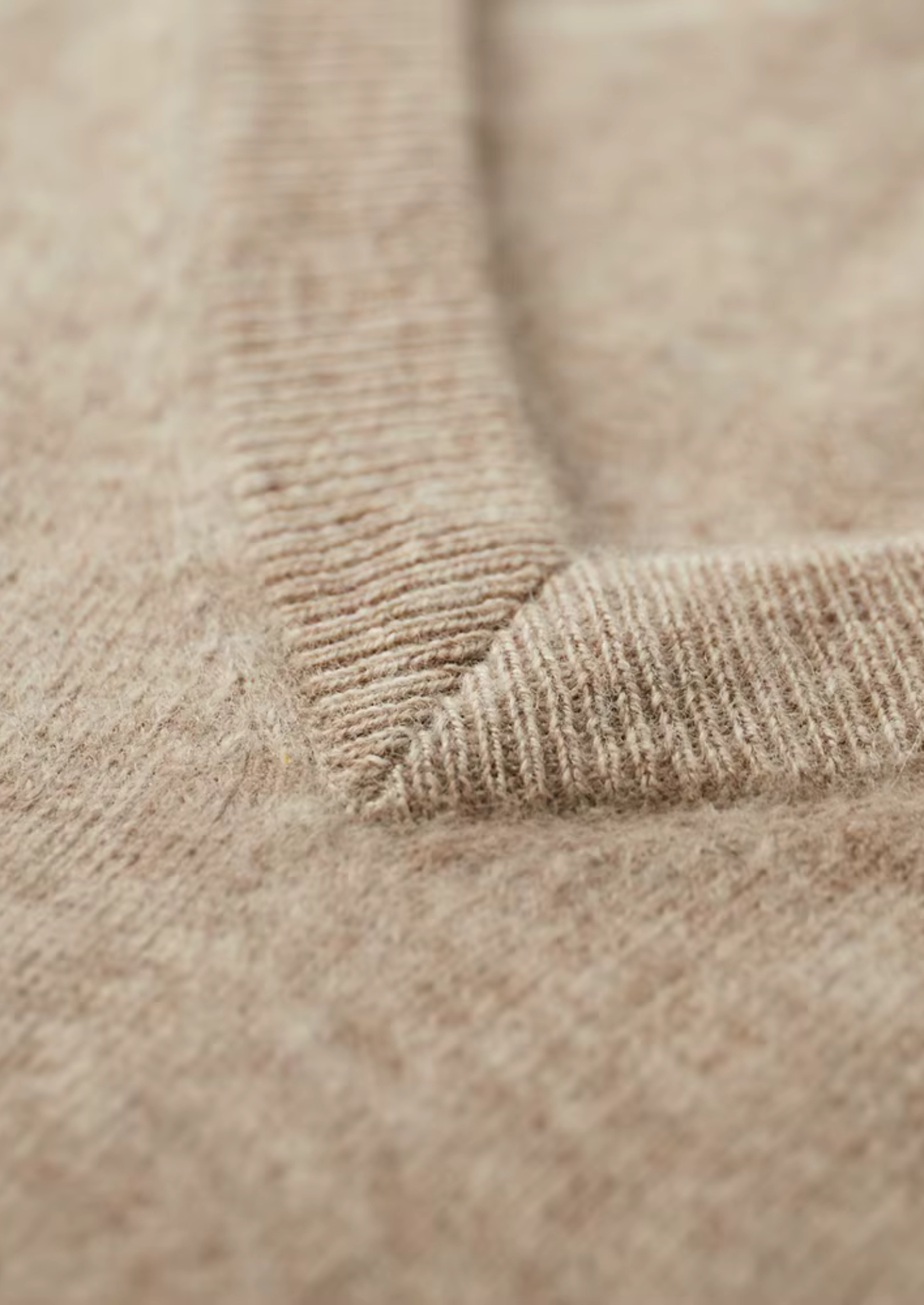 Veroux Mode | Men’s Pure Extra-Fine Merino Wool Classic V-Neck Sweater